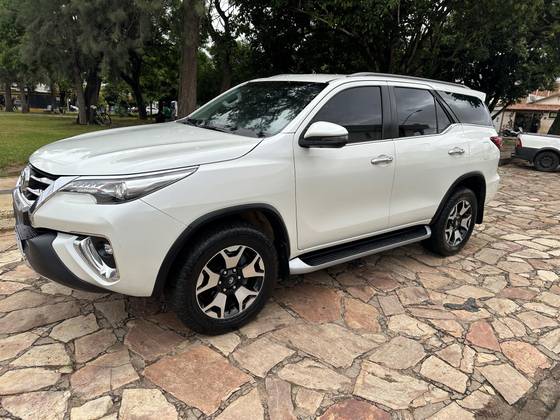 TOYOTA HILUX SW4 2.8 SRX DIAMOND 4X4 7 LUGARES 16V TURBO INTERCOOLER DIESEL 4P AUTOMÁTICO TOYOTA HILUX SW4 2.8 SRX DIAMOND 4X4 7 LUGARES 16V TURBO INTERCOOLER DIESEL 4P AUTOMÁTICO